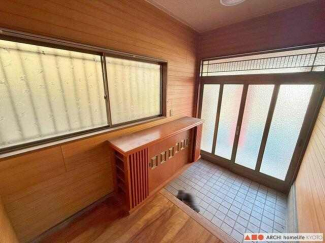 玄関入って左手に下駄箱があります。東面の玄関引き戸からたっぷ