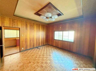 1F8帖洋室です。南面、東面に窓があるので、こちらのお部屋も