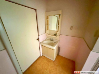 洗面室。ミラー横と台下に収納あり！