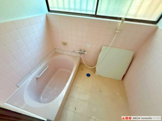 浴槽にお湯を溜めてゆっくりと入浴していただけます。窓もあるの