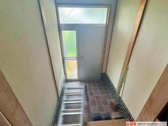 内玄関。自然光の入る玄関スペースです。