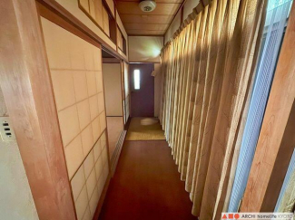 廊下の先の開き戸の奥は、4.5帖和室です。