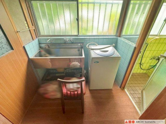 浴室前のスペースに洗濯機と洗い場を配置。