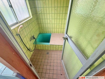 窓のある浴室。