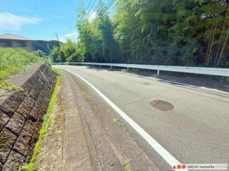 北側(公道)　幅員約5m、接面約5.3m※接面は、接道と高低