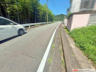 北側(公道)　幅員約5m、接面約5.3m※接面は、接道と高低