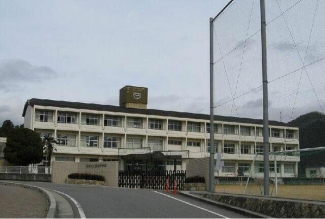 姫路市立鹿谷中学校まで2030m