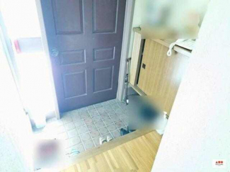 内玄関。採光窓を設けており、明るい空間に！