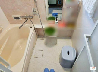 浴室。浴槽にお湯を溜めてゆっくりと入浴していただけます。