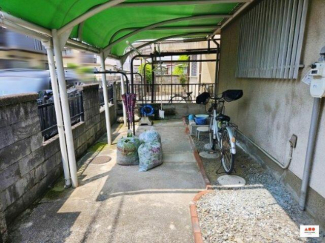 自転車やバイクを駐車できます。洗濯干しもこちらで！