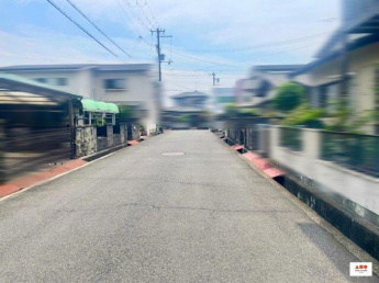 西側(公道)　幅員約8.6m、接面約10m