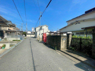 道路向かいも比較的新しい家が立ち並んでいます！