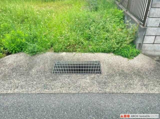 本物件前の水路部分に、一部橋渡しの処理をしています。※水路橋