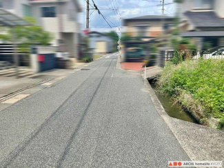 前面道路は、西側(公道)幅員4.4mです。