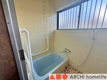 窓付きの浴室。浴槽にお湯を溜めてゆっくりと入浴していただけま