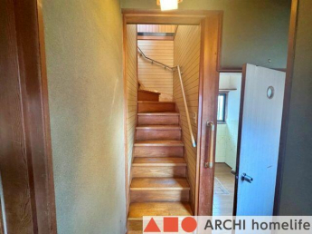 階段は手摺り付きで安全に上り下りできます。