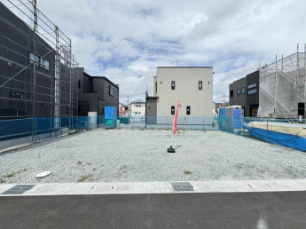 【A号地】脱衣室には、洗剤やタオルが収納できる可動棚付き。