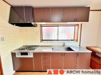 壁付けのキッチン。ワークトップやシンクも広々でお料理しやすい