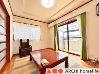 1Fの6帖洋室です。南東角部屋なので、温かな陽射しが入ります