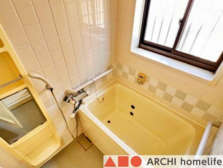 窓のある浴室。浴槽にお湯を溜めてゆっくりと入浴していただけま