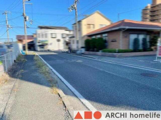 前面道路は、南側幅員約9.9m、接面約10.8mです。大変出