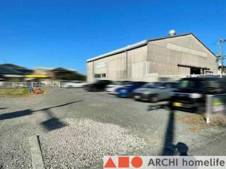 駐車場になっていエリアの東半分が対象物件です。