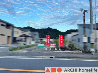 周辺は落ち着いた住宅地にスーパーもある立地。前面道路もゆった
