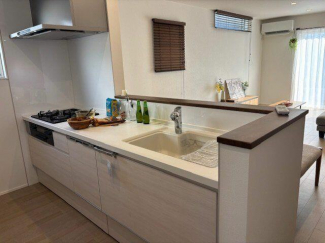 カウンターキッチン付き。調理の導線に配慮した使い勝手のよいレ