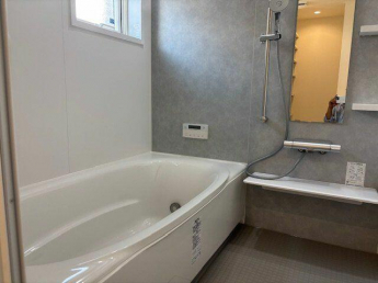 ゆったりくつろげる浴室。