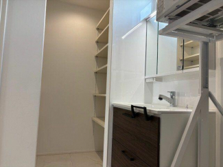 ミラーの大きな洗面台で、朝の身支度もバッチリ！収納もたっぷり