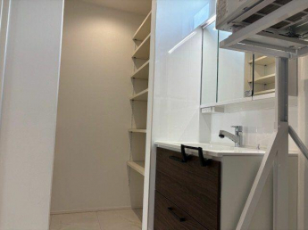 ミラーの大きな洗面台で、朝の身支度もバッチリ！収納もたっぷり