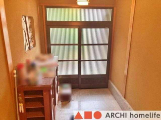 内玄関。玄関ドアは引違い戸です。玄関引き戸から自然光が入る明