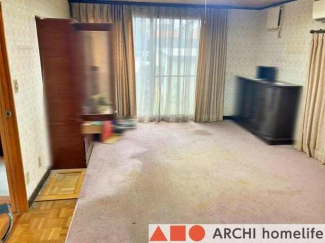 玄関横の洋室。大きな掃き出し窓が、東側と南側にあります。