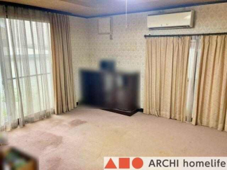 玄関横の洋室。明るい居室で過ごせますね♪