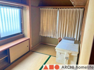 玄関横の納戸です。