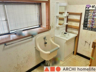 スロップシンクのある広い洗面室。