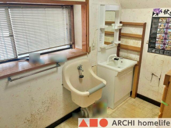 スロップシンクのある広い洗面室。