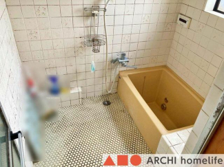 窓のある浴室。