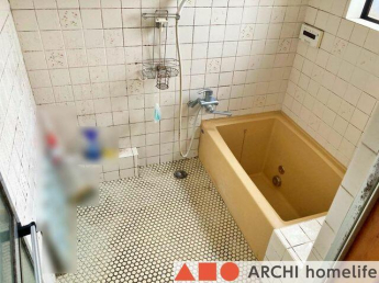 窓のある浴室。