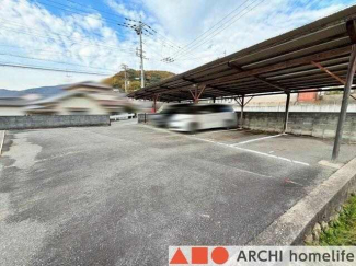 現況は駐車場、現況渡しです。