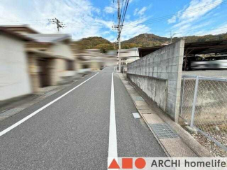 前面道路の幅員(西側)は、約5.3mです。