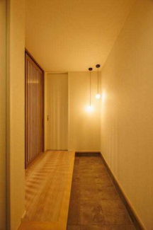 玄関入って左側に、高さのある玄関収納を設けました！