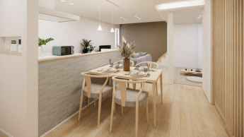 キッチン前の腰壁にはアクセントでタイル調の壁紙を使用♪