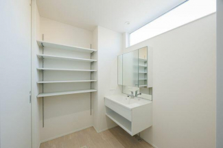 洗面脱衣室には可動棚あり。タオルや洗剤など収納可能！