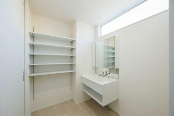 洗面脱衣室には可動棚あり。タオルや洗剤など収納可能！