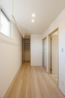 天候や時間帯を気にせずに洗濯物を干せるドライスペース。