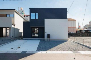 シンプルなフラットの外壁材を使用！