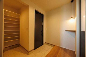 玄関に、鍵やディフューザーが置ける飾り棚を設けました。