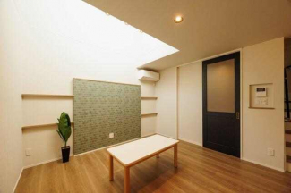 TV奥のタイル調の壁紙がアクセント♪