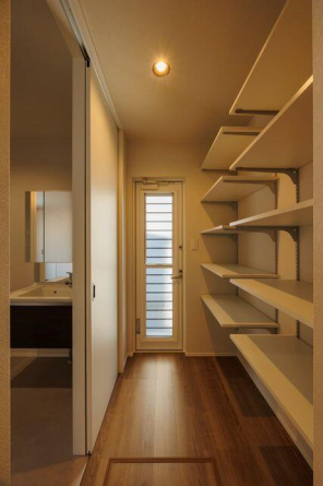 常温保存の食品や日用品をストックできるパントリー。